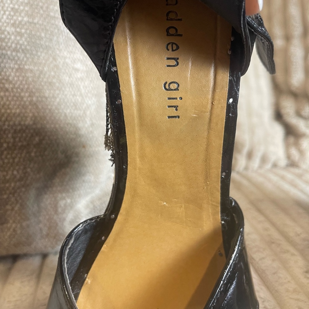 Madden Girl Black and Cream Zigzag Platform Sandals women’s size 9 - Picture 6 of 6